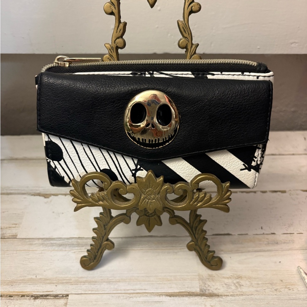 Black & White Skull Accent Women’s Wallet - Statement ZIP Wallet